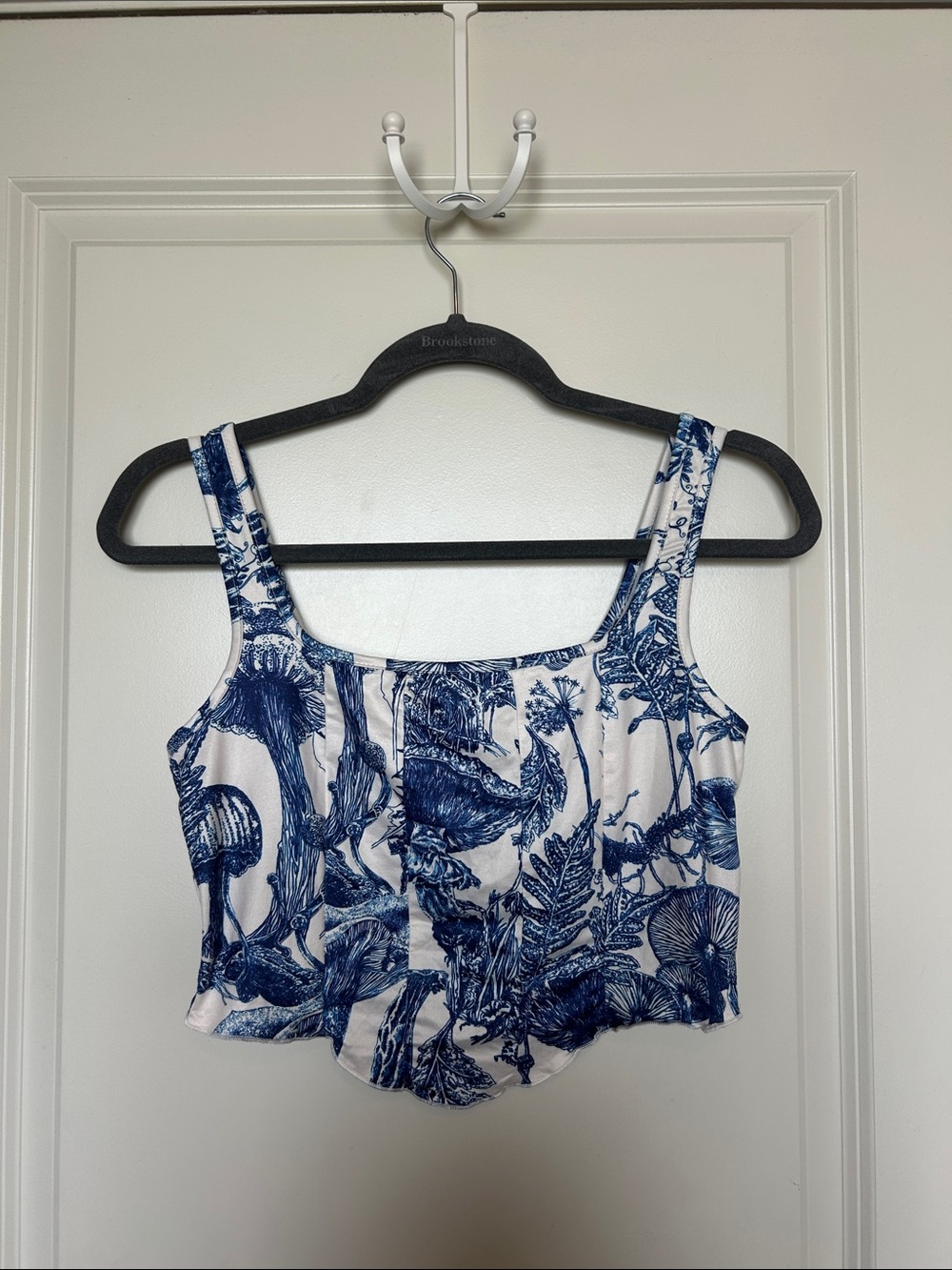 SHEIN Blue and White Botanical Print Cropped Tank